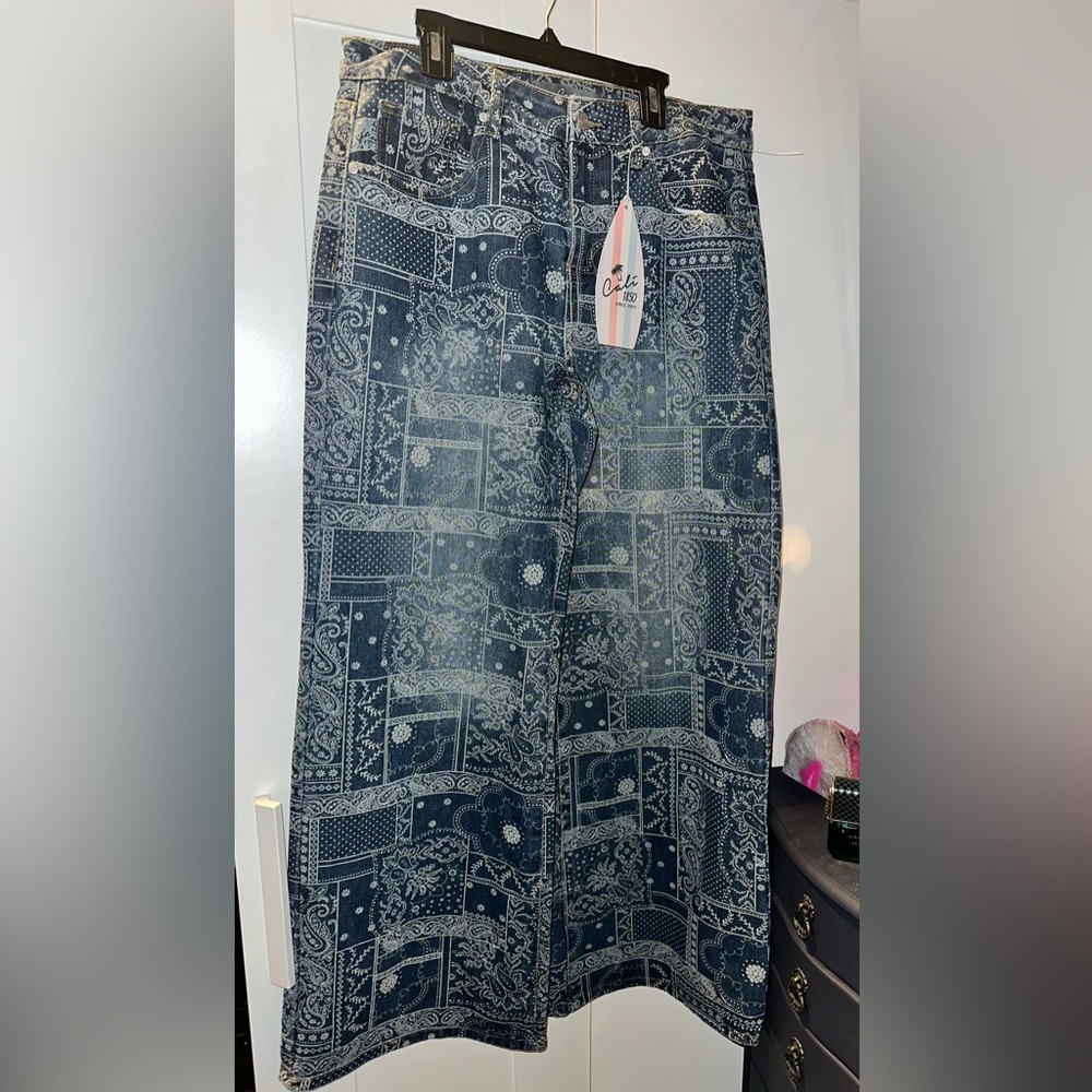 NWT Cali 1850 Bandana Printed Low Rise WiDe Leg Jeans - Picture 3 of 10